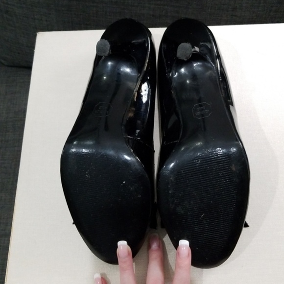 DONATED. Patent leather heels with bow. - Picture 7 of 8